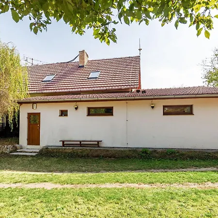 Landhuis Soukroma S Vnitrnim Bazenem *